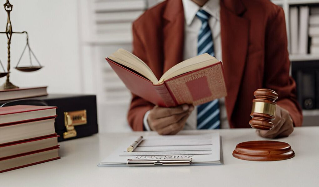 5 essential steps to verify reputation before hiring a lawyer