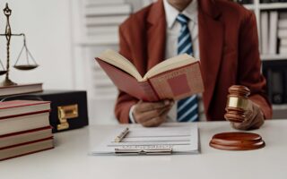 5 essential steps to verify reputation before hiring a lawyer