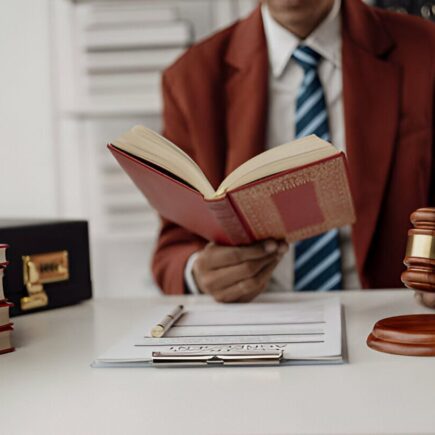 5 essential steps to verify reputation before hiring a lawyer
