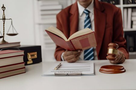 5 essential steps to verify reputation before hiring a lawyer